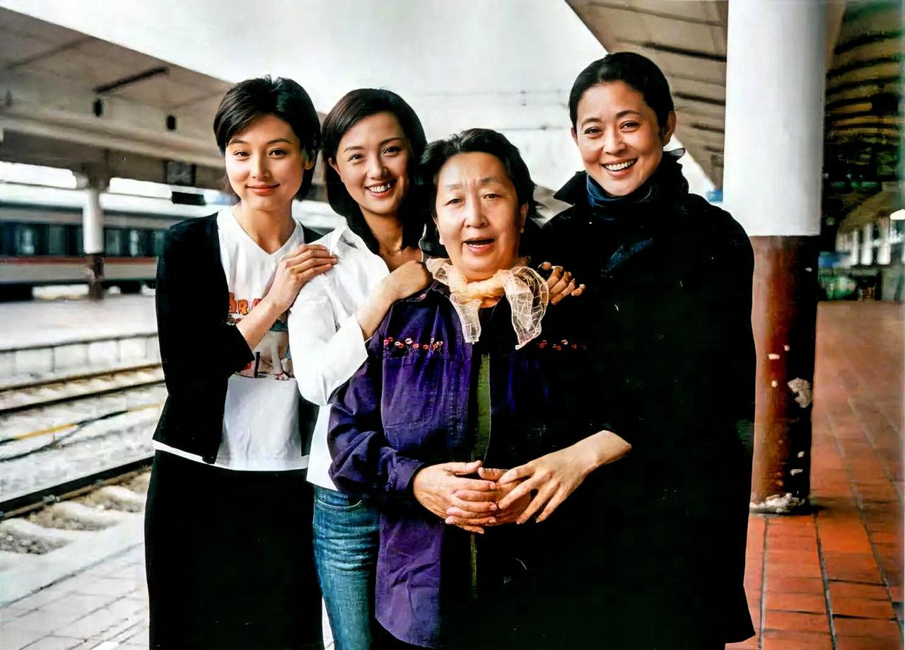 朱媛媛每天一大早去买油条，赶在彭玉吃早饭前送到。那是2003年拍《浪漫的事》