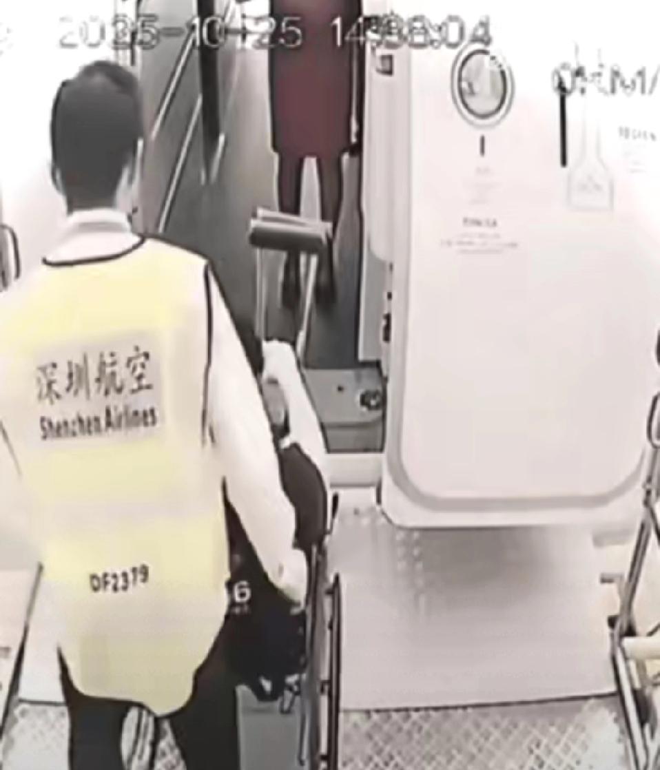 郑智化那事儿反转了！他估计打死都想不到会这样。前两天他还在网上说深圳机场人