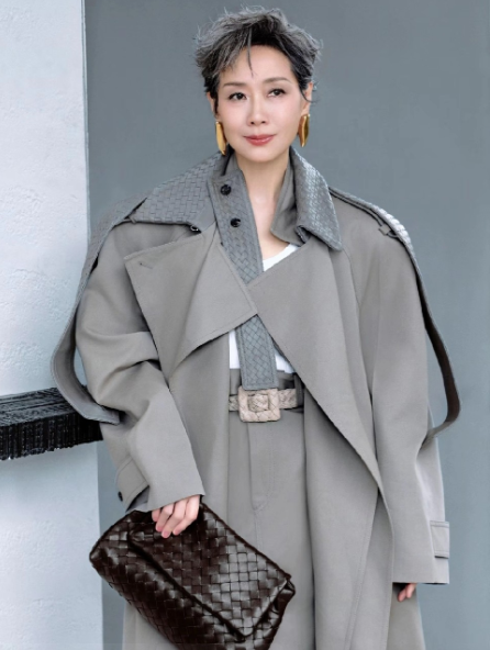 叶童老师总是在最需要的时候，及时出现拯救大家的思念，叶童老师是模特的身材，行走的