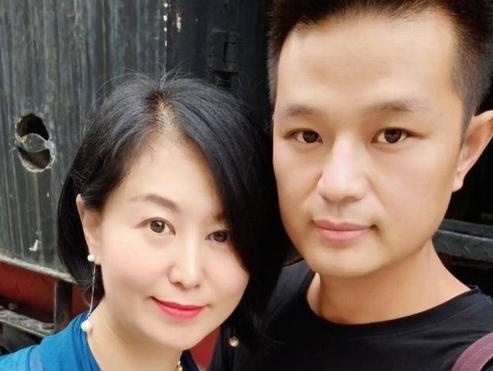 成都，49岁富婆被34岁农村小伙网上表白，奔现5天闪婚。哪料，当富婆来到小伙:山