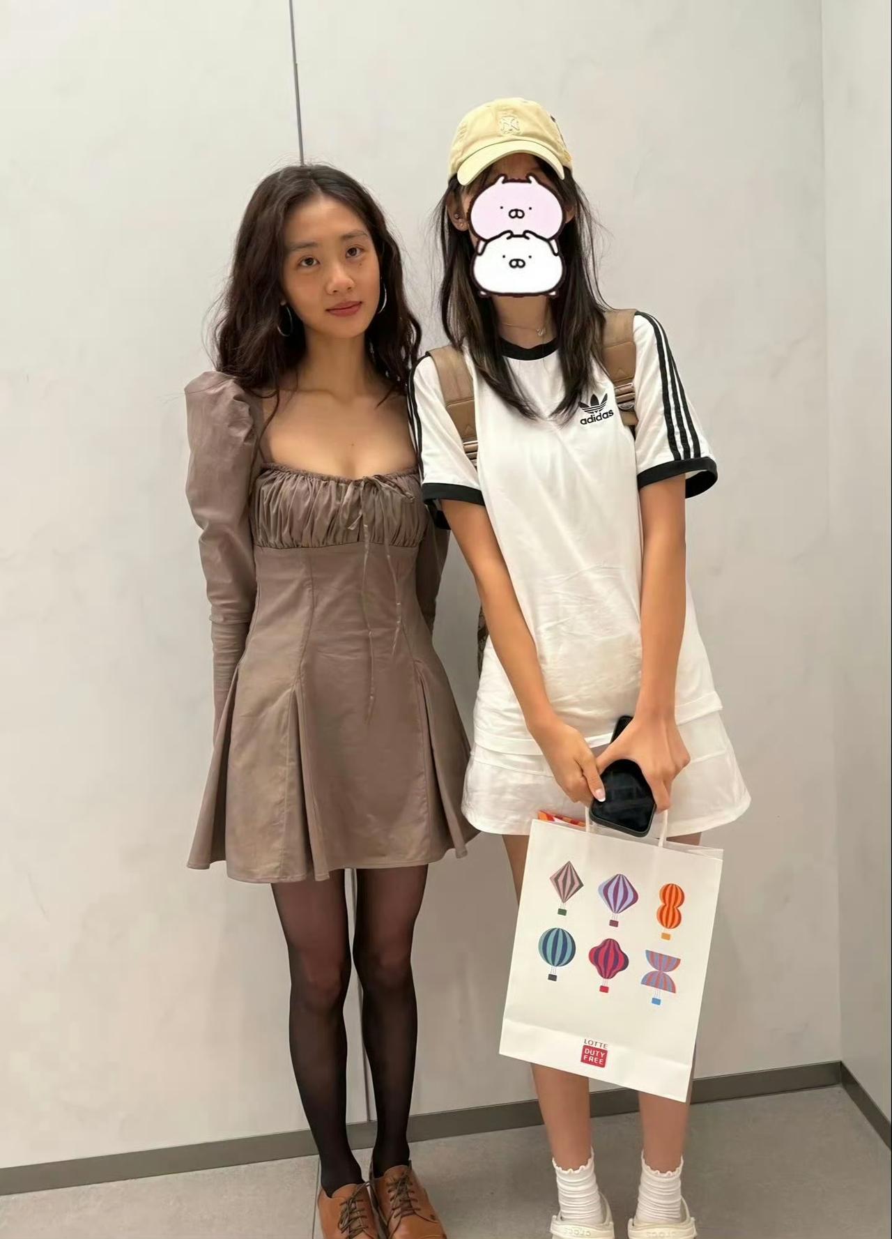 黄磊该管管了，谁家19岁小姑娘穿成这样啊看看旁边的素人小女孩才是这个年龄段