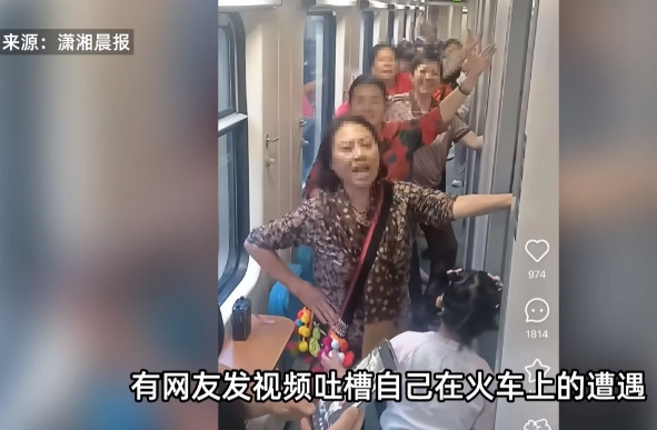 “人怎么能这么缺德！”7月27日，一辆去往长春的火车上，一群大妈在卧铺车厢里播放