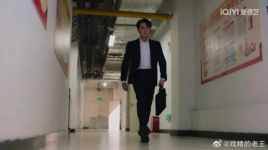 《爱情有烟火》里男主踩着厚底鞋的现偶设定，难怪观众纷纷跑路离场。如今央八收视跌破