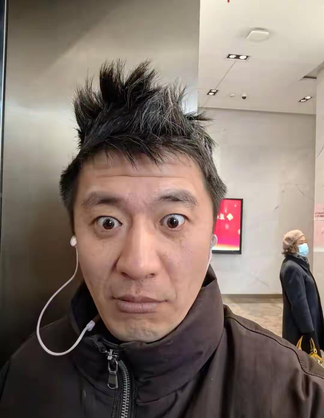 张雪峰的老母亲四年内丧夫又丧子。下岗工人摆摊卖袜子，供儿子读书。张雪峰出生在黑龙