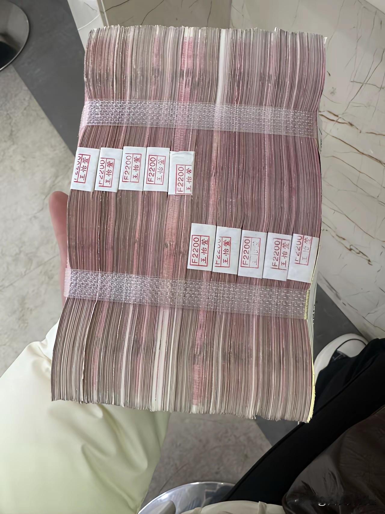 这两天大家都在卖自己的黄金，这不，又有俩姐妹，卖掉了自己的大金镯子，一下子挣了能