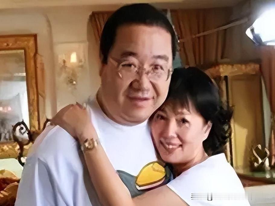 梁欢年轻时是位清丽佳人，肤色白净柔和，眉眼温润舒展。她算不上明艳夺目的浓颜美人，