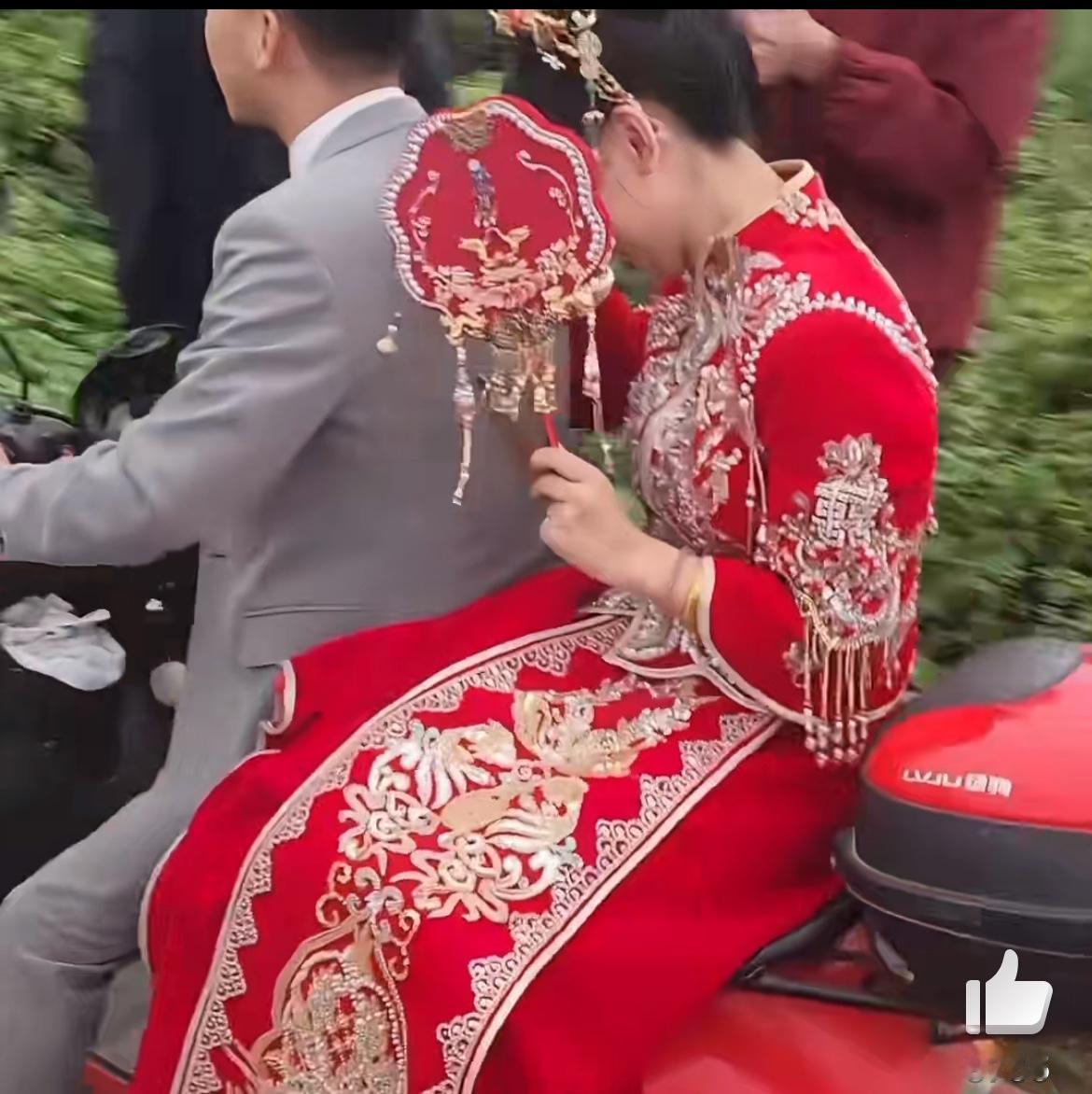 婚车被讨喜钱的拦住，新郎骑着电瓶车载着新娘走了，真机智。看车牌是安徽宣城某农村，