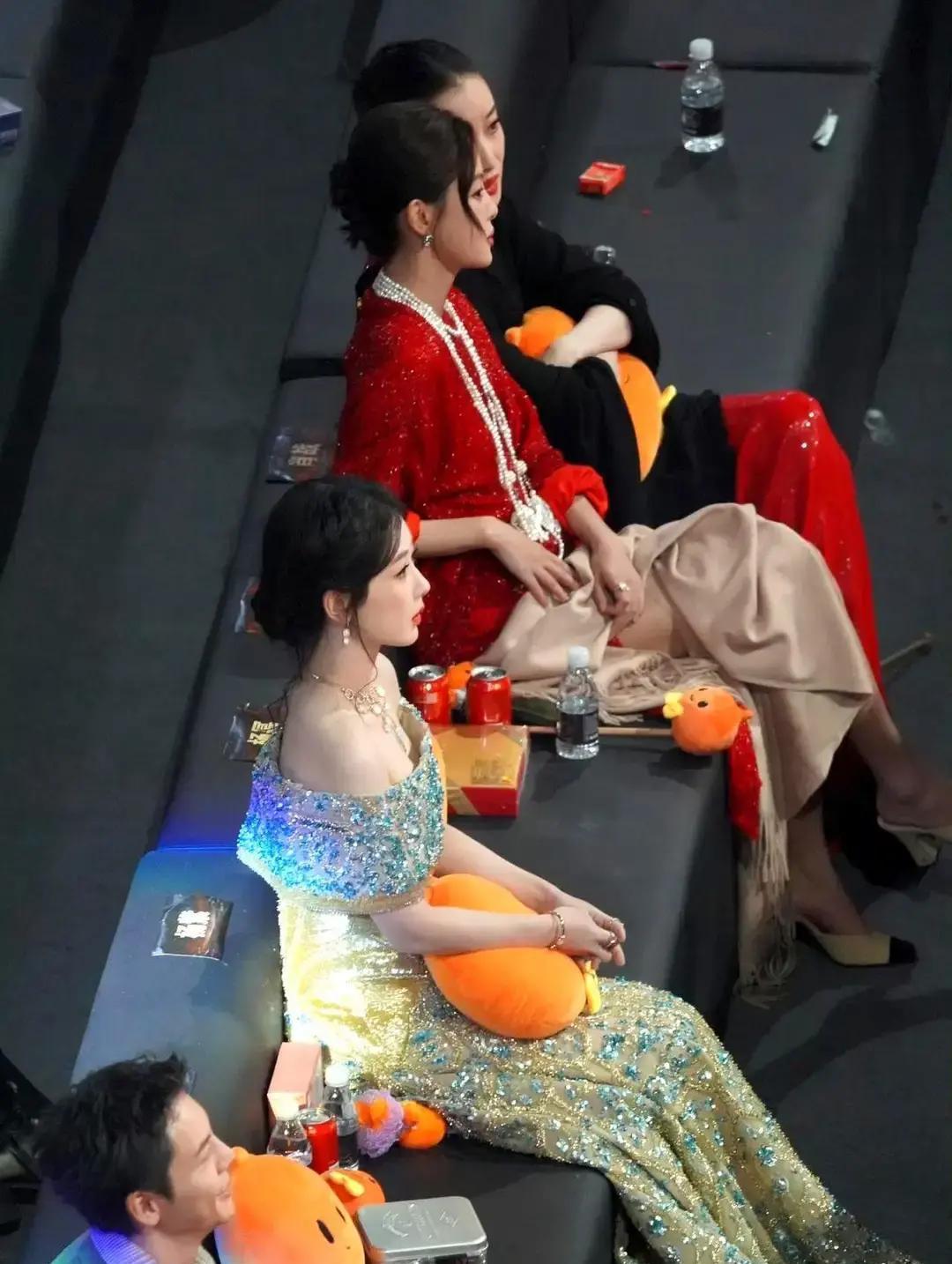 妈的，你还在刷谁家高定？还在比谁的珠宝大？醒醒吧！2023星光大赏上，杨紫那