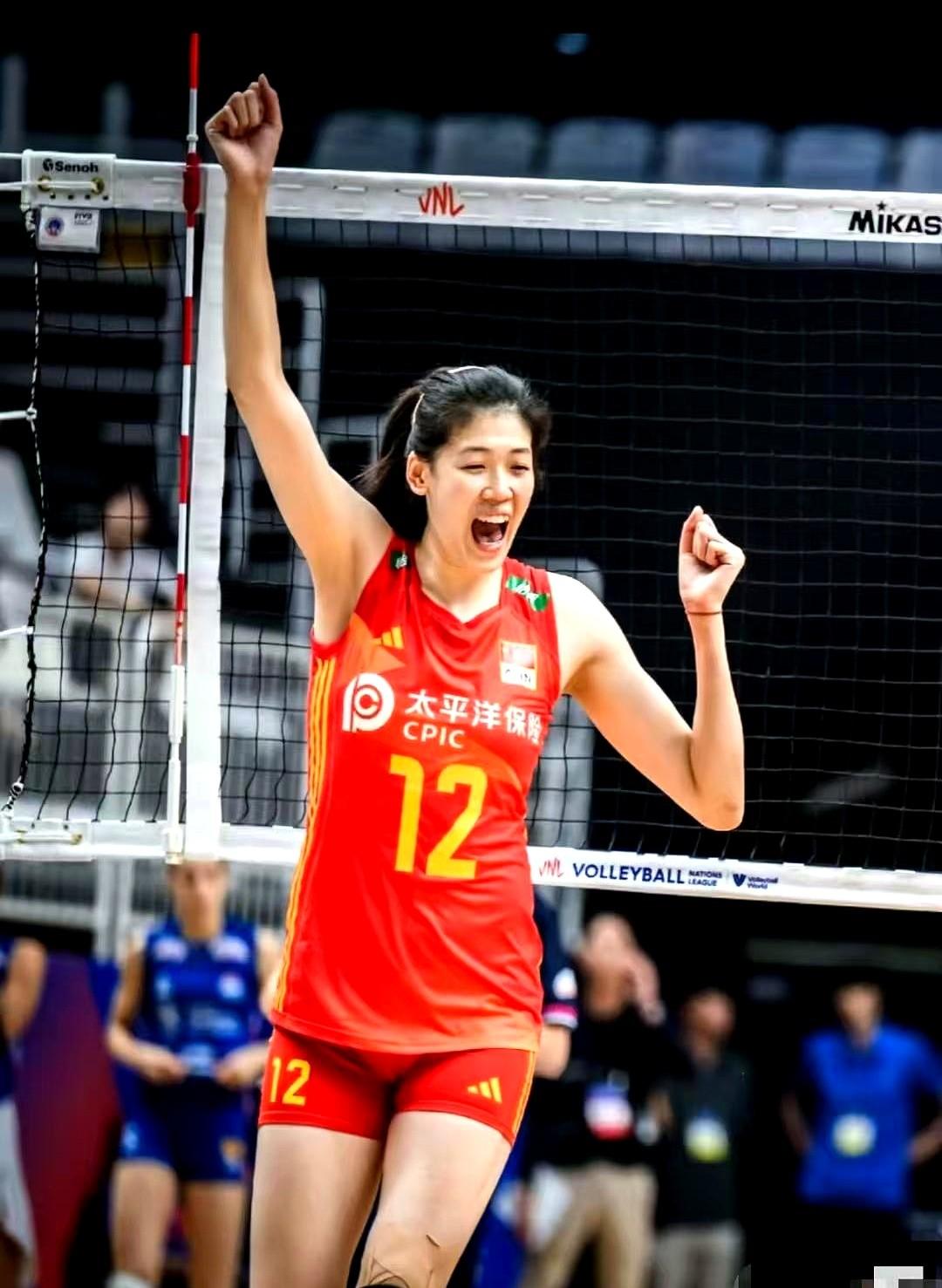 “天津居然被福建妹子笑着打崩了？”哨声一响，看台先听到的是福建替补席的尖叫——庄