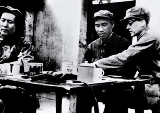 1937年，李德以不适应延安生活为由欲返苏联，毛主席劝他：“苏联正搞大清洗，此