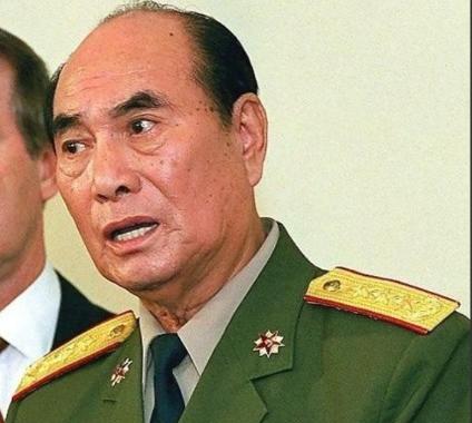 1989年，时任广州军区司令的张万年将军在夜间值班时想抽烟，发现烟抽完了，便叫来