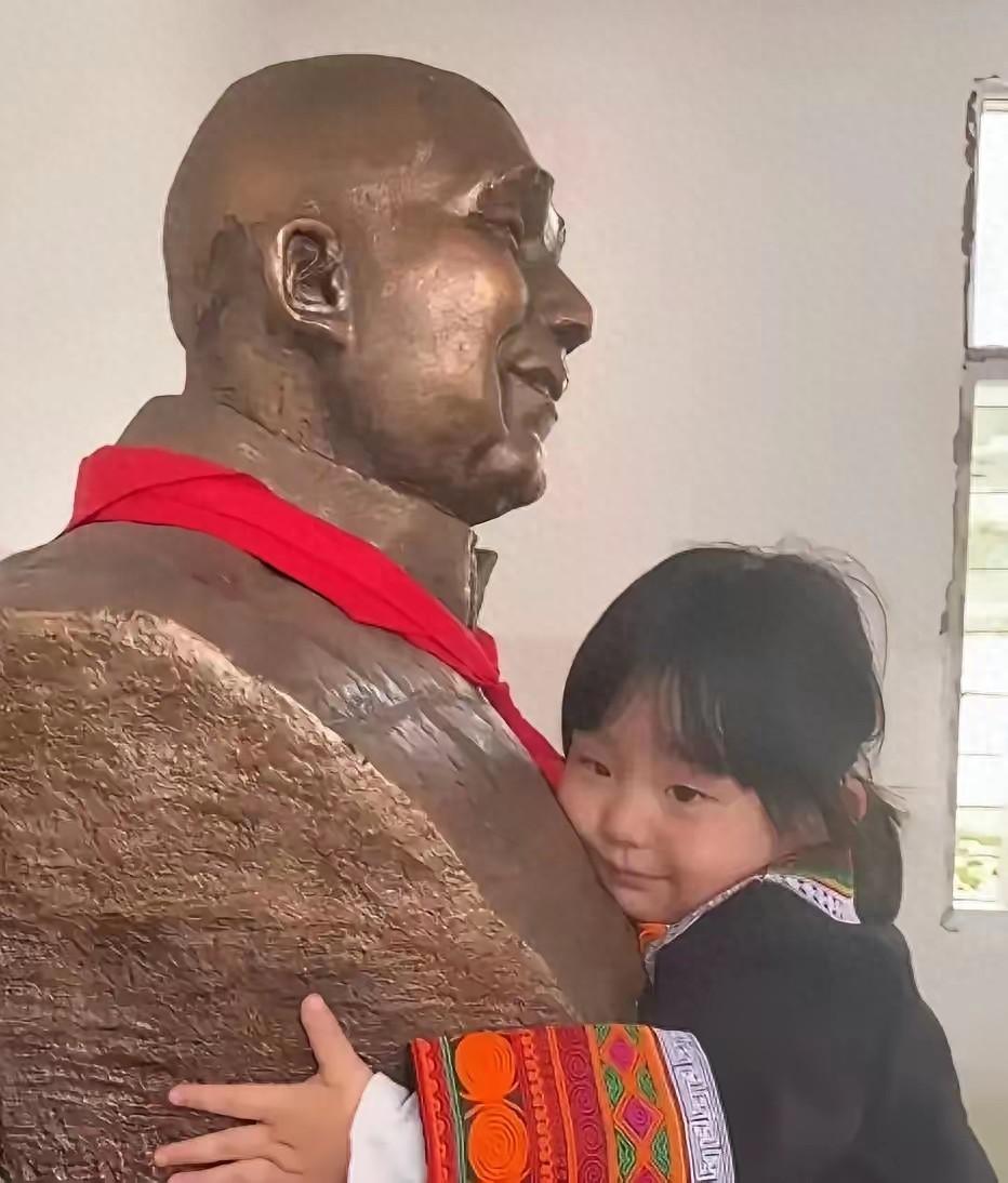 都说三岁娃没长性，可四川成都一个3岁的女娃，却在四川大凉山景区旅游时，突然挣脱妈