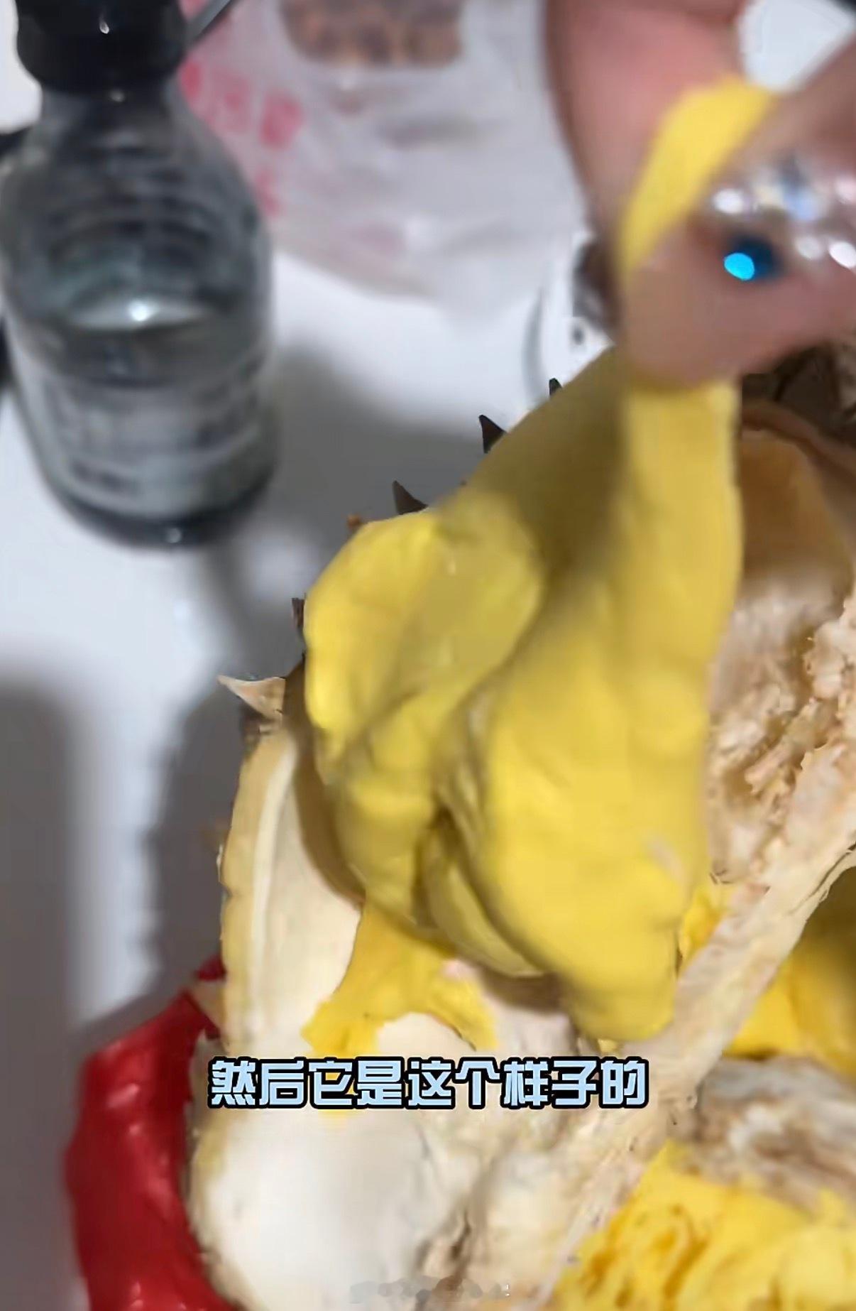买榴莲开出土豆太离谱这个商家有这个手艺做什么不好，非要骗人橡皮泥当榴莲肉，中间再