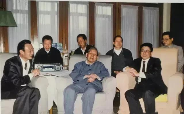 老人家一直情系家乡上海的发展，即使到晚年仍然在牵挂着。这是90年代初，老人家不顾