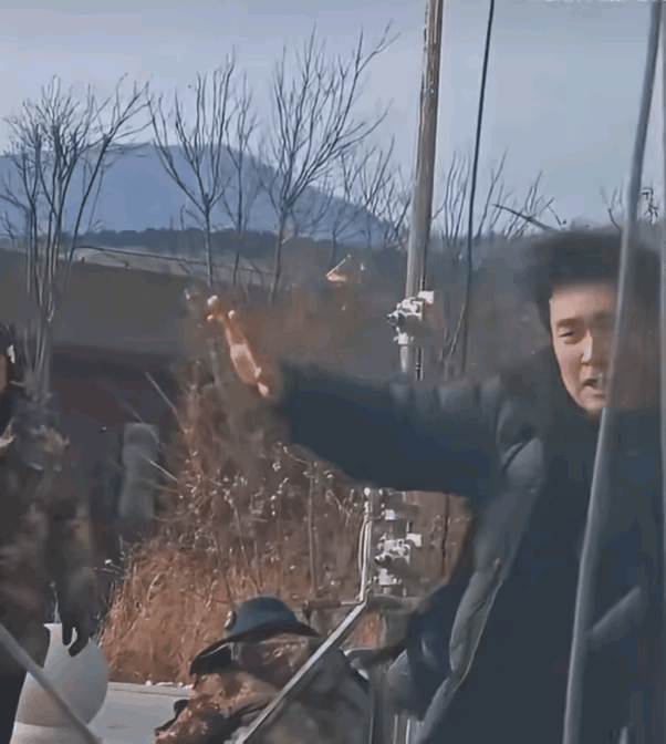 肖战没想到，与王彦霖合作拍戏后竟让对方十分欣赏。王彦霖不仅在片场和他有说有笑，还