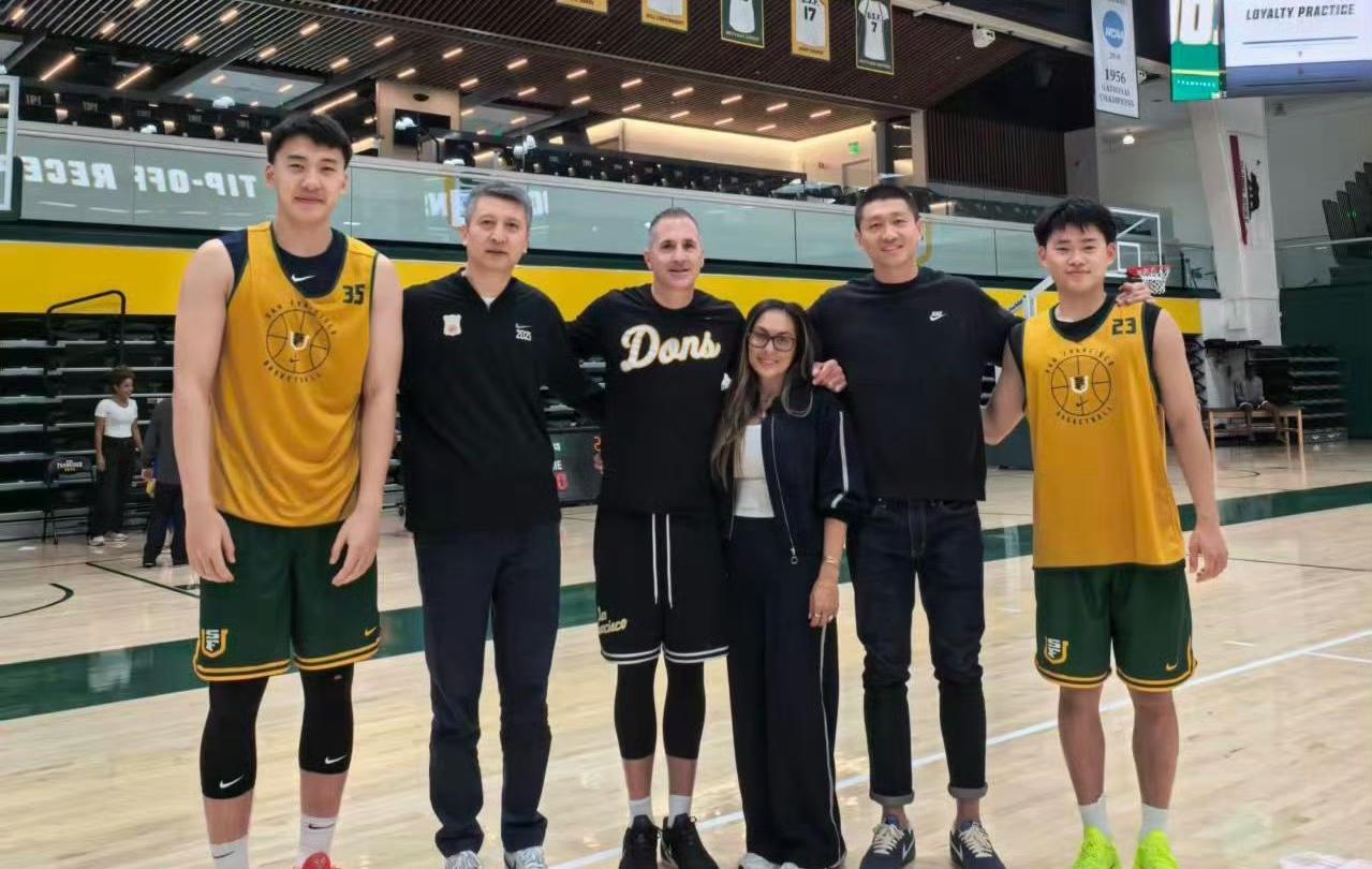 中国篮球的希望！郭士强远赴美国看望王俊杰和赵维伦！中国男篮主教练郭士强近日去看