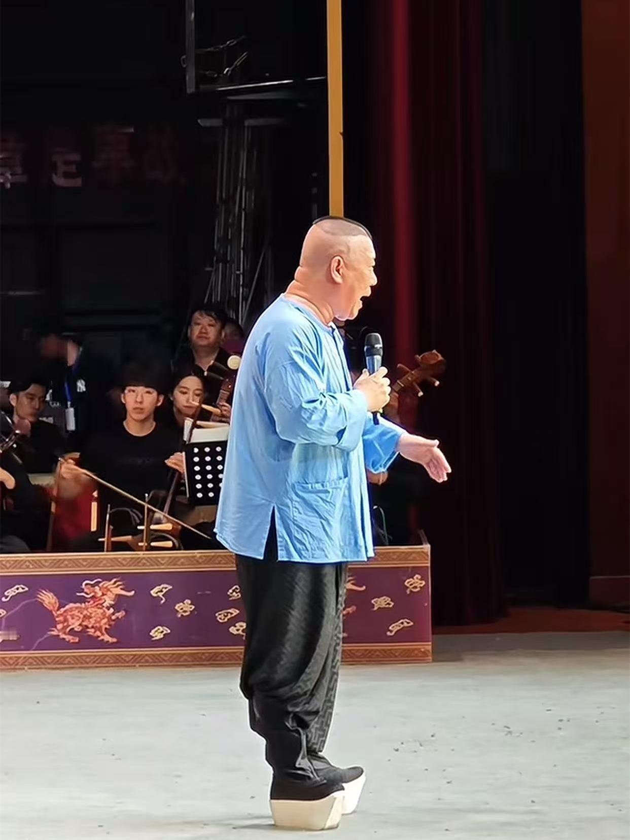 郭德纲带着麒麟剧社在石家庄唱戏，演出从七点半开始，到十二点才结束，算是奔着凌晨去