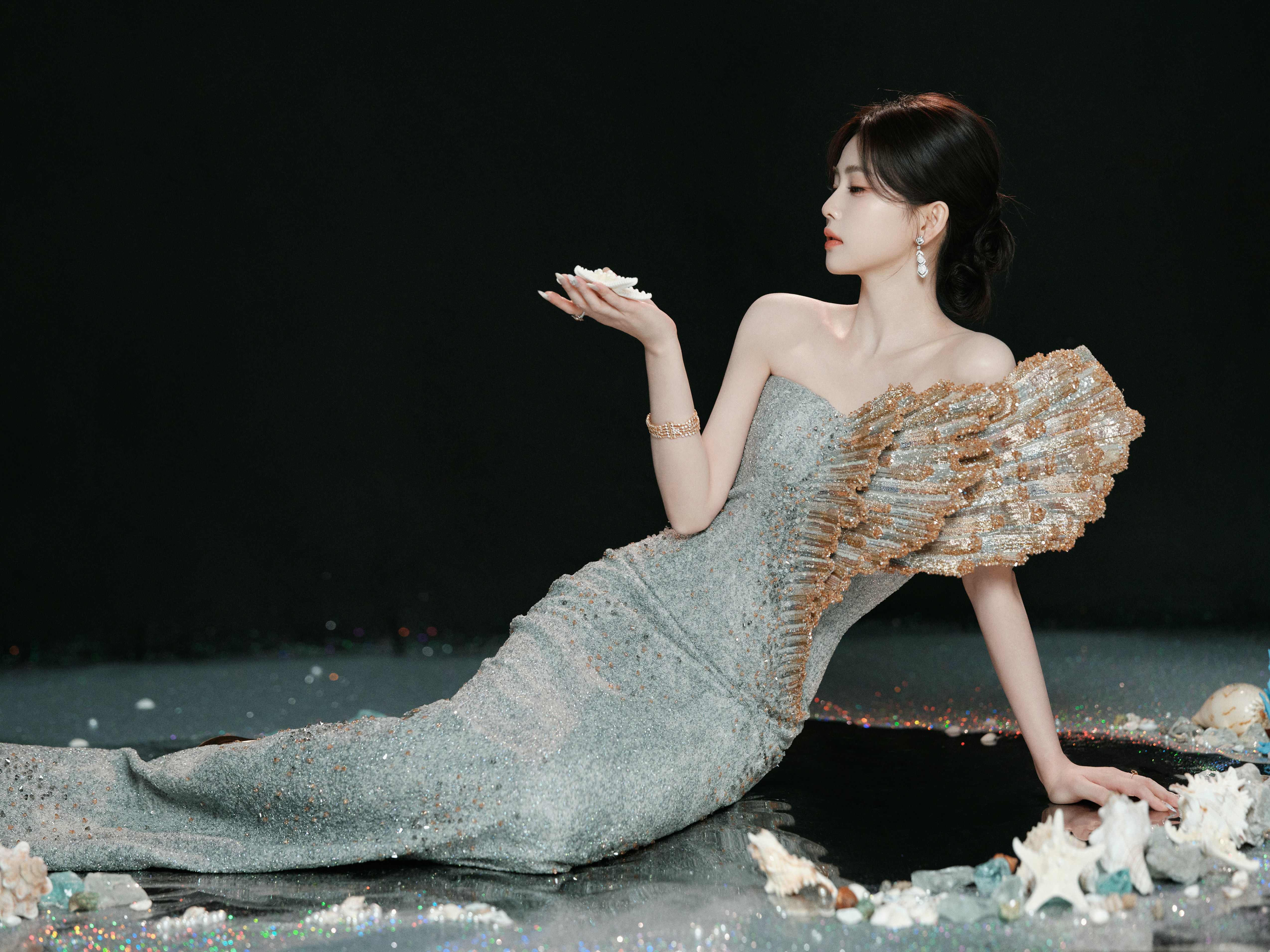 白鹿碎钻织就深海的粼光，鎏金羽翼斜落肩头，她既是踏浪而来的人鱼公主，也是执