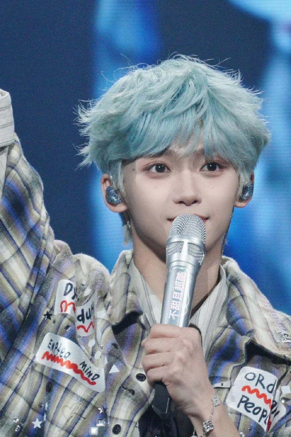 满杯甜橙不是曝梓渝被打的那位站姐吗？现在有人质疑她怎么知道梓渝的事，是不是私联满