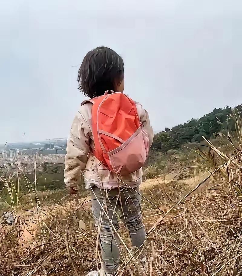 泪目！一对夫妻离婚后，留下一个女儿和丈夫生活，小女孩7岁上学了，父亲为了生活，选