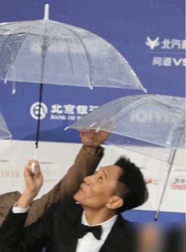 别再心疼刘烨了，他袖子被雨水灌湿，勾着背走红毯，你们都看错了。为了新戏，他硬
