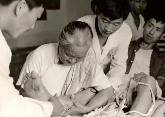 1965年，邓颖超腰部严重扭伤，用了许多方子都不见好转，周总理只好把一位女中医请