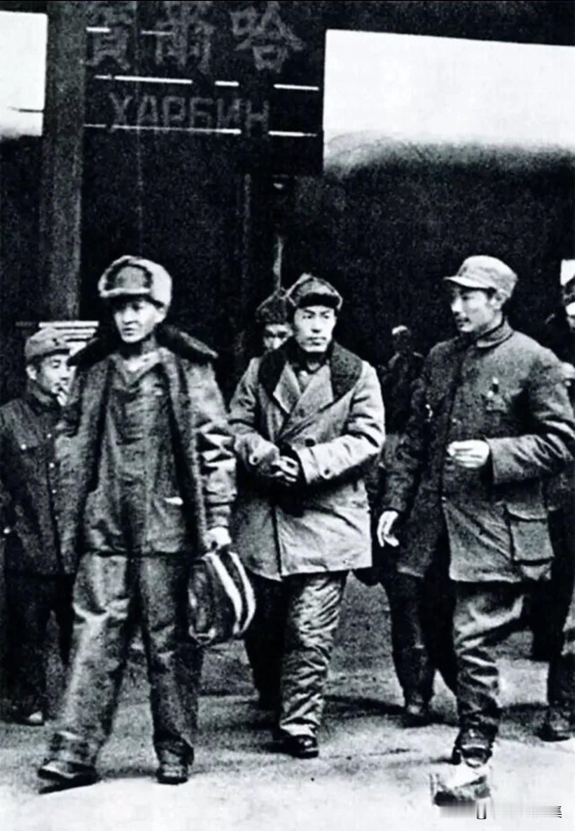 1948年10月，国民党东北“剿总”副总司令兼第一兵团司令郑洞国（中）率部投诚，