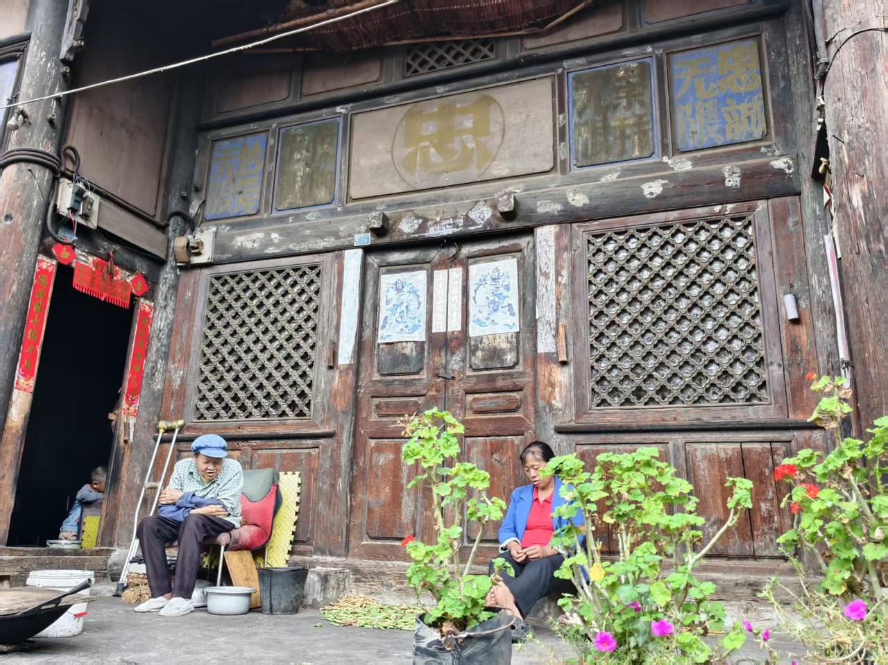 这是在云南会泽白雾村民房里面保留着那个特殊年代的标语，正中是一个忠大字，左边无限