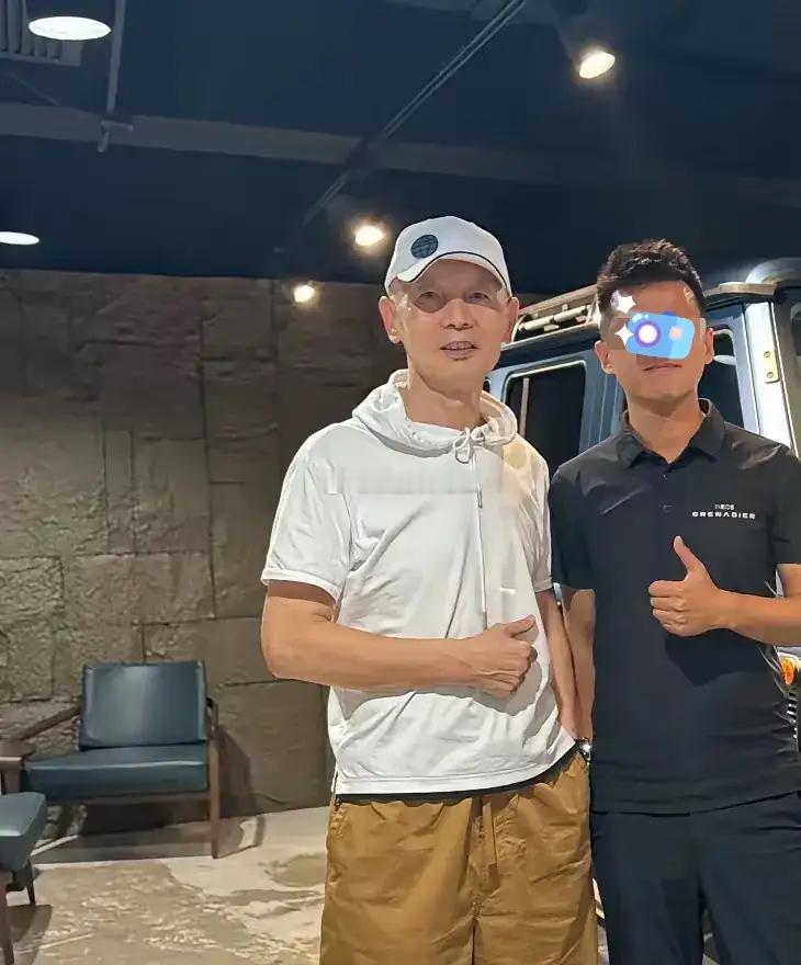 葛优现身车行保养车开80万硬派越野穿搭时髦看不出年近七旬的人！​​​