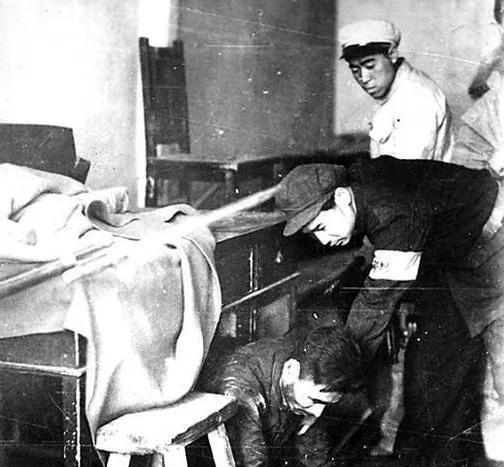 1949年，太原解放前夕，总指挥徐向前病倒了，无奈之下，彭老总被调任总指挥，两人