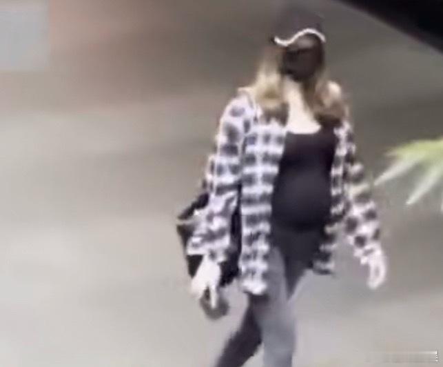 怀孕逛街的许玮甯哇塞，看来要有喜讯咯！不敢想俊男靓女的孩子会有多漂亮🤩如果他