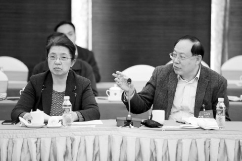 余永华代表(左)与林美娟代表审议草案相关内容.