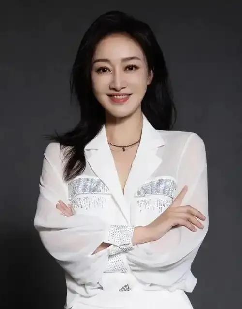 有位演员主持央视春晚未红，搭档陆毅也没掀起水花，演艺之路颇为坎坷。但他不放弃，默