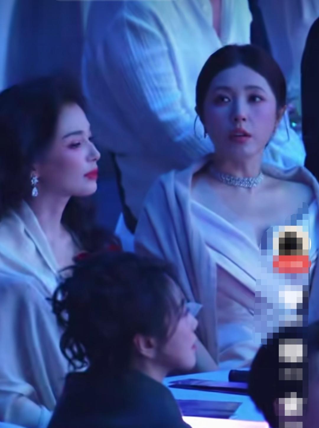 两个美女同框，我还是觉得刘涛最漂亮，曾黎很一般。虽然曾黎是二百年难遇的美女，