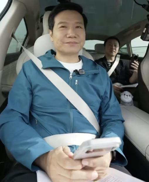 今天（4月17日）上午，雷军又上热搜了。不是因为新手机，而是因为一场汽车直播