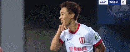 韦世豪梅西附体，连续变相过人，还闪过一名后卫的滑铲，腾出角度拔脚怒射，攻破河南队