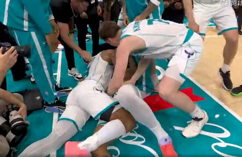 这绝杀逆天了，谁发明的附加赛，这也太精彩了！黄蜂今天淘汰了热火。因为两队是东