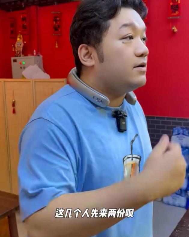 尤浩然在沈阳一家烤冷面店点了两份烤冷面了老板报价：“258元。”尤浩然：“什么？