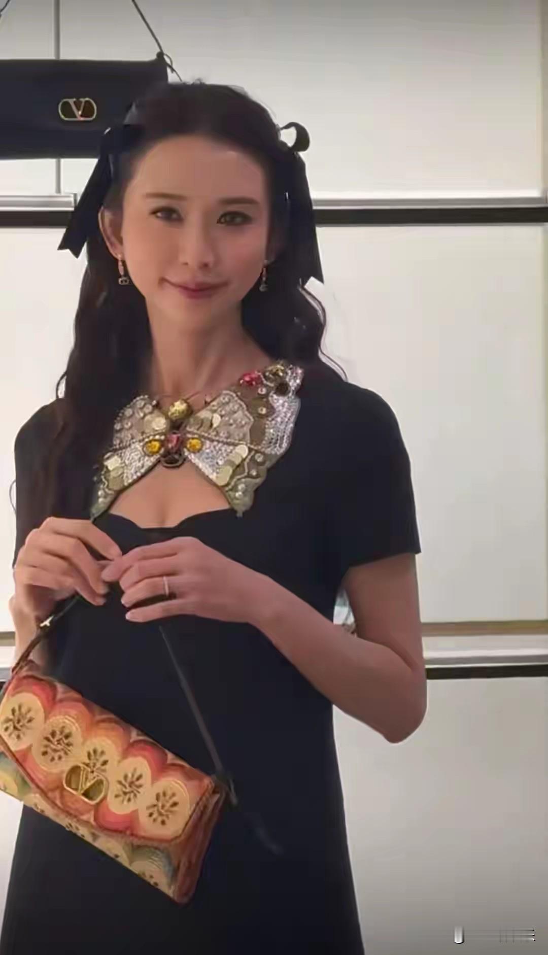 林志玲越来越像日本人了！环境改变人，51岁林志玲彻底“日化”了。台湾