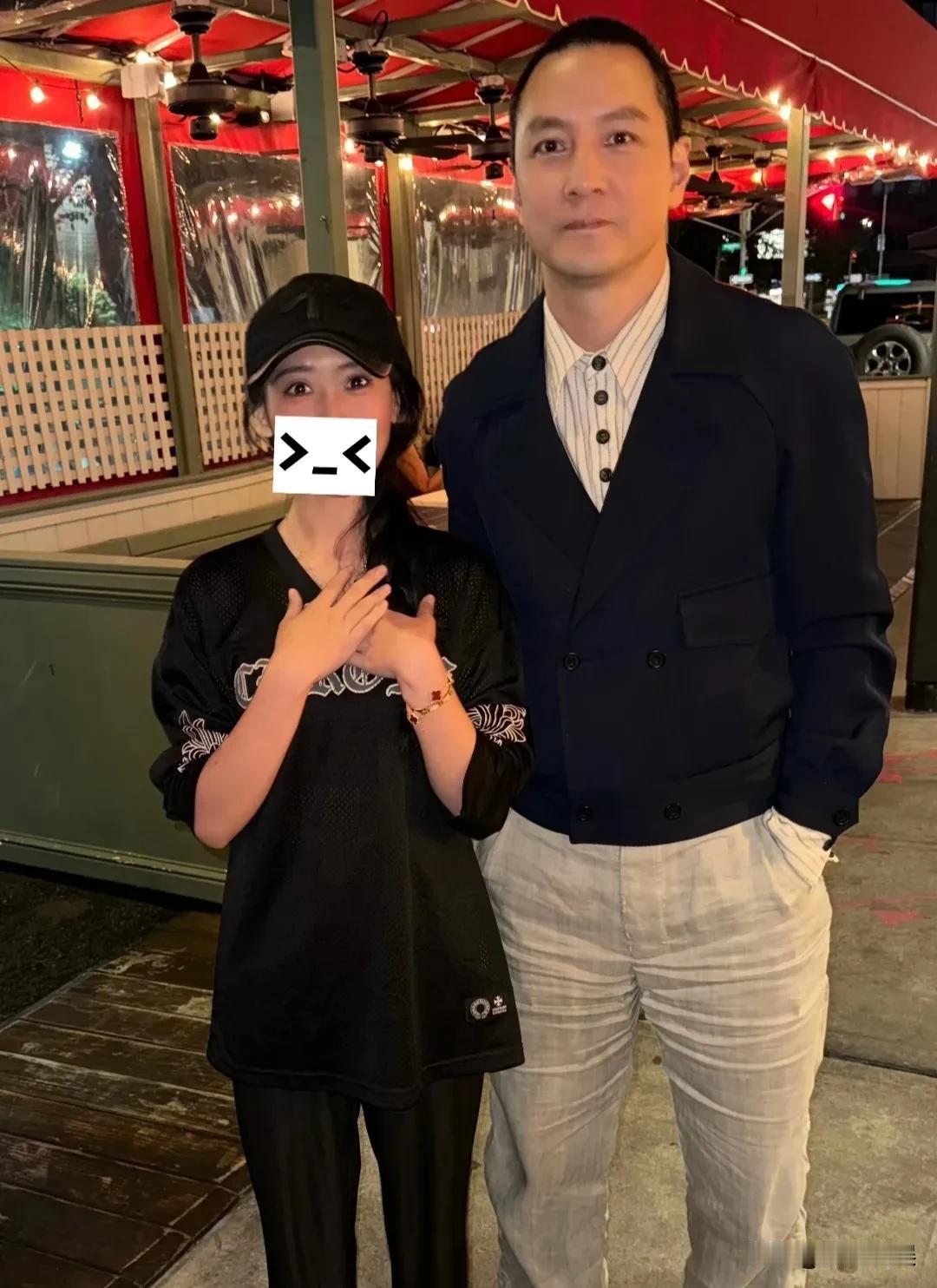 网友为美国偶遇吴彦祖夫妻俩，生图阿祖老婆变化好大啊，简直就是披着长发的阿祖！5