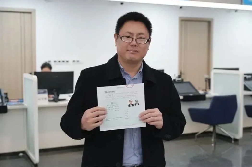听到消息，我们的战友北大博士张立齊因为领了国家发给了定居证，所以被台湾当局取消了