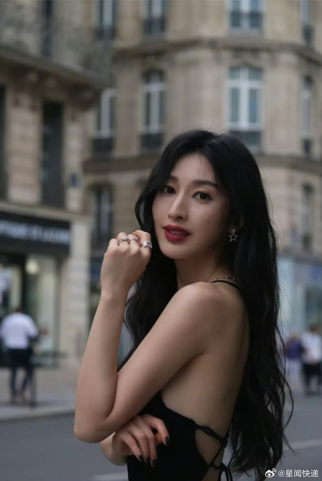 张俪《枭起青壤》裸全背镜头刷屏镜头里，张俪背部线条流畅紧致，搭配氛围感光影，既有