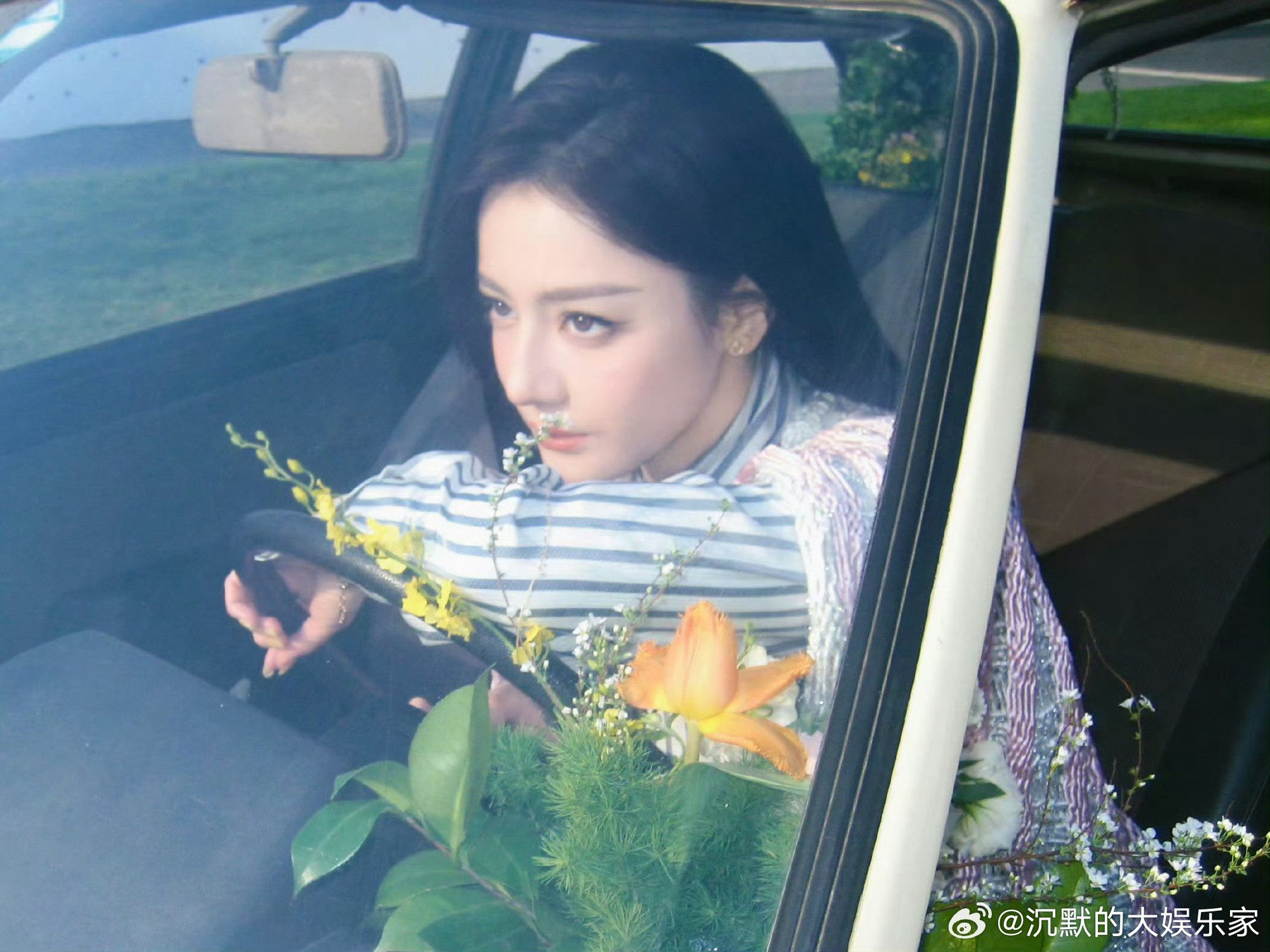 前两天刚听说迪丽热巴的合同快到.期了，今天就看到这个新闻，不得不说嘉行🐮啊上次