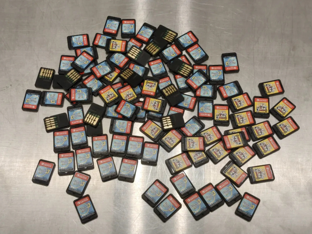 【海关查获一女子腿绑105张Switch卡带入境】据“海关发布”公众号的消息，皇