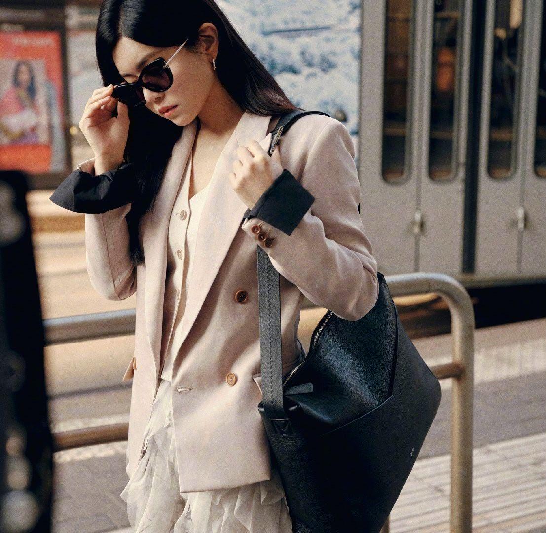 搞不明白矮个子陈妍希居然背一个那么大的包包感觉很不配似的本来她的西装穿搭