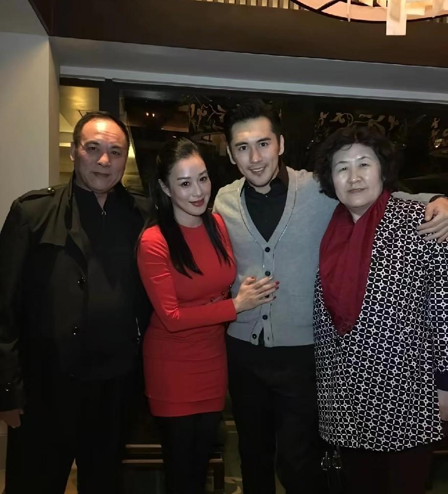 张伦硕妈妈晒全家福庆祝钟丽缇嫁进他们家10年之喜，有网友给她留言，让她管管张伦硕