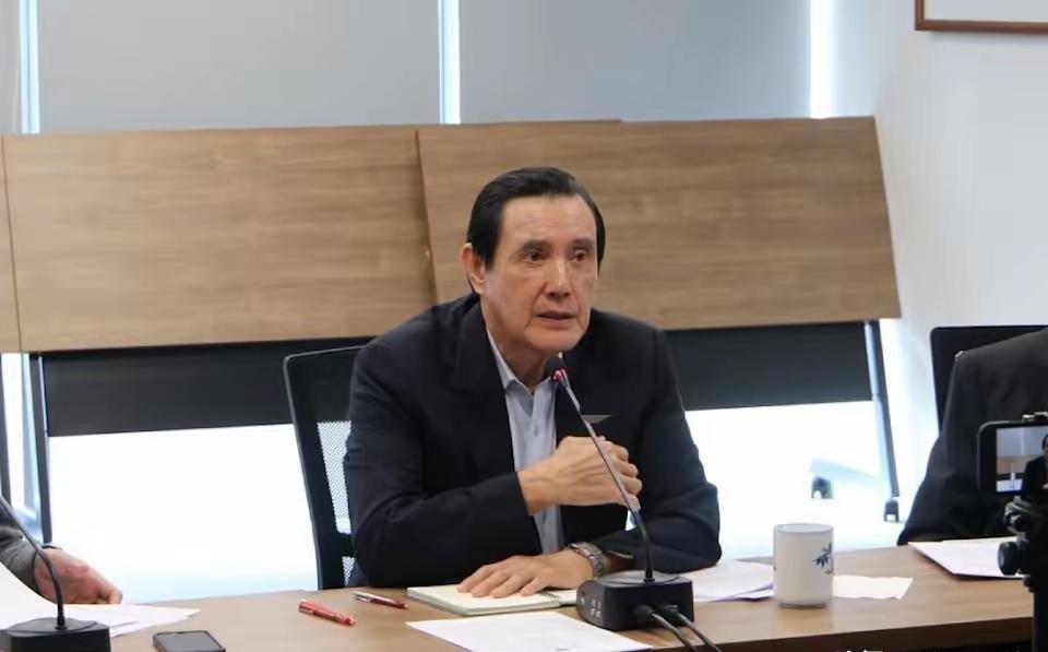 据说近日他连续打电话给台湾名嘴赵少康，以及刚刚发表了公开信的台湾文化学者杨渡，称