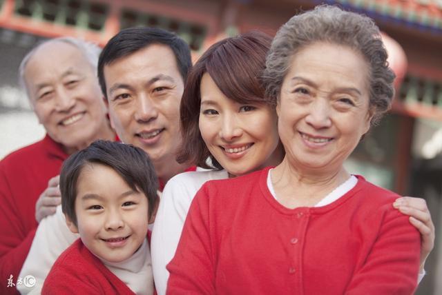 为什么外国妈妈一人带四娃不觉累, 中国四人带一娃却崩溃?