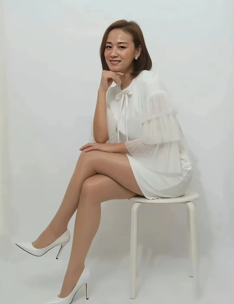 中年女人真正的高级感，从来不是把一堆名牌往身上套。看叶一茜这身行头，一条极简的白裙，踩双白高跟，薄纱