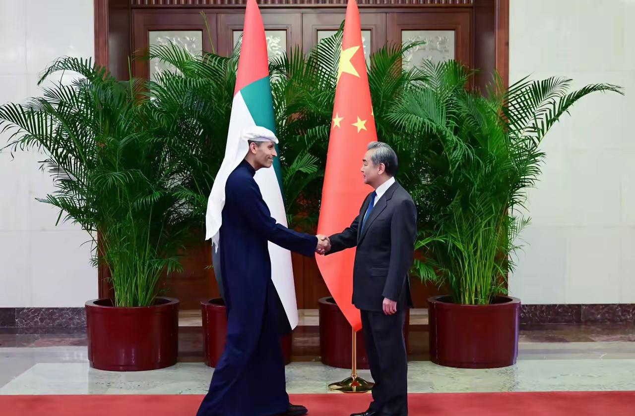 中国和阿联酋谈妥了3月18日，王毅主任在北京见了阿联酋总统特使哈勒敦。这次谈